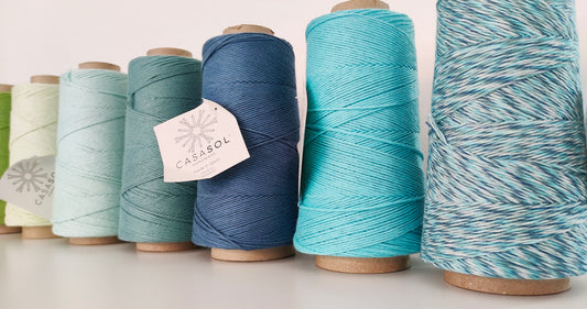 Conos de algodón 100% de 200g y grosor L. Gama de azules. De derecha a izquierda : Combi Madrid - celeste- azul acero - jade-mint - verde agua - verde hierba